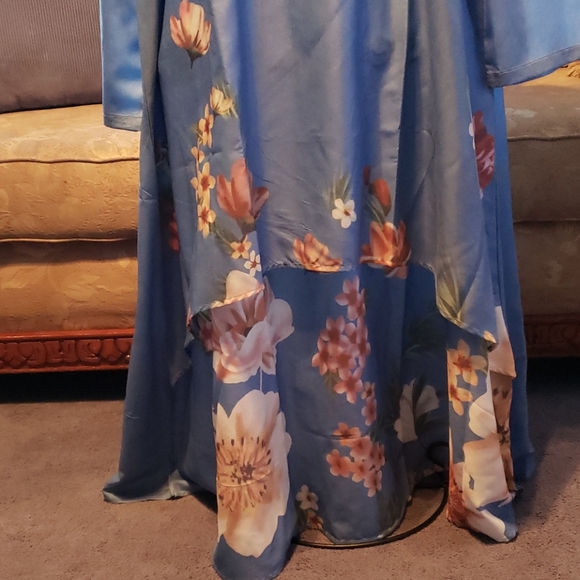 Dress. - Picture 2 of 4